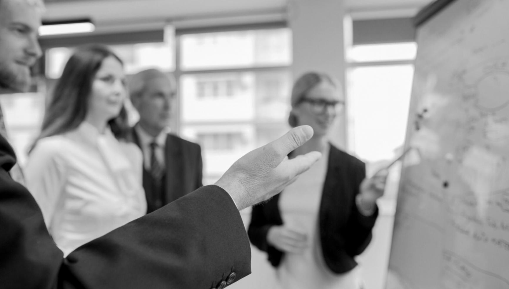 Empresarios analizando estrategias financieras estacionales en una reunión